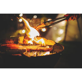 Esie Houzie tongs tolerate high heat, enabling safe handling of hot foods.