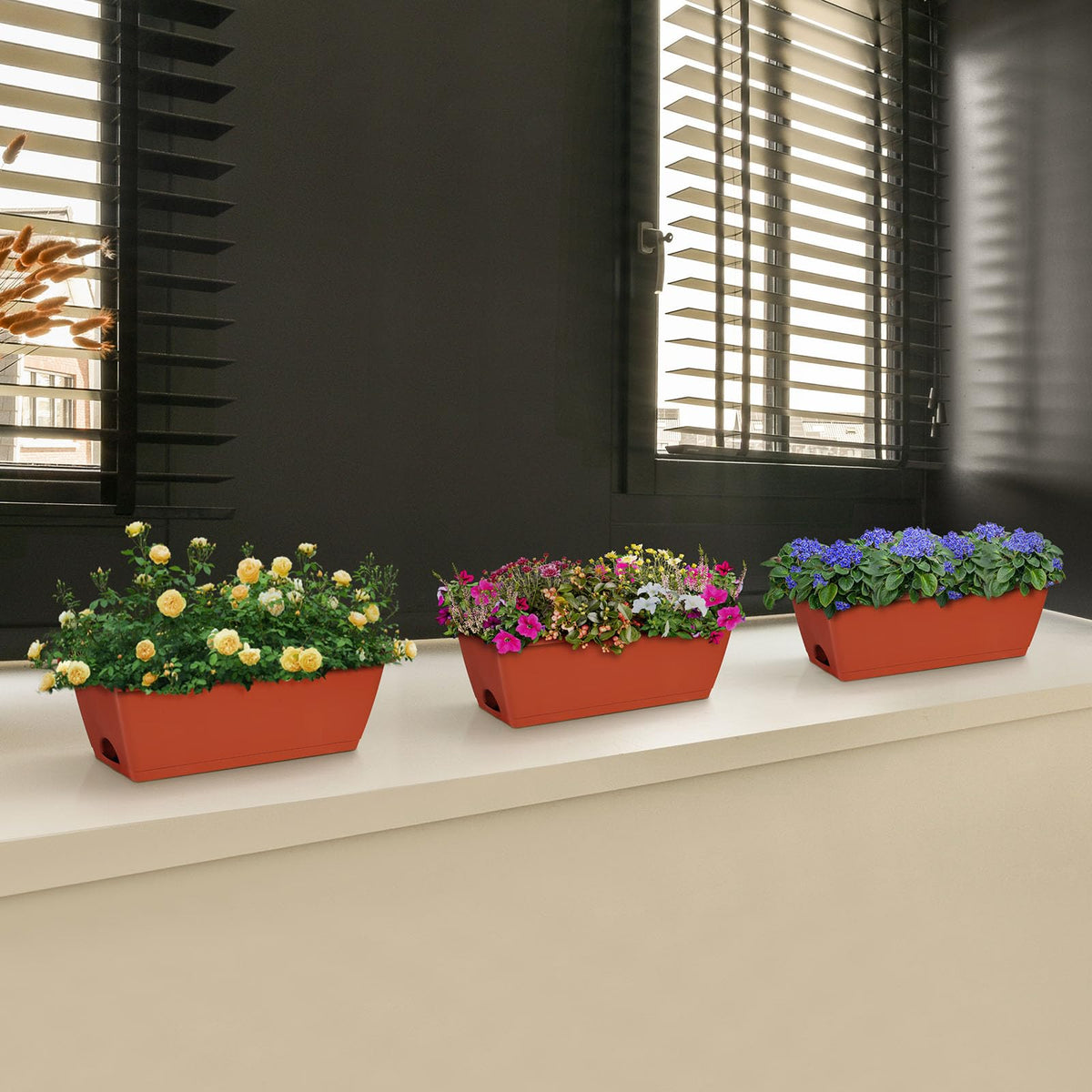 ETELI planter close-up in red and black highlights durability.