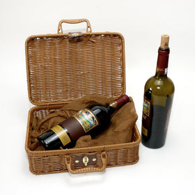 Etnorsu wicker suitcase with double handles, lightweight and easy to carry during outdoor outings.