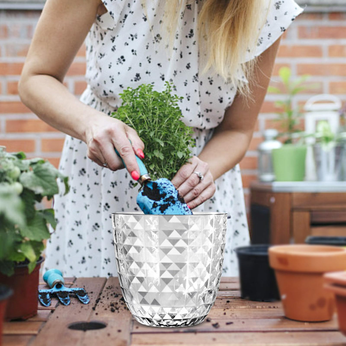 Etvski pot is lightweight and easy to clean after use.