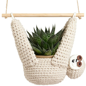 Evbopa sloth plant hanger with wood dowel holds 11 cm pots beautifully.