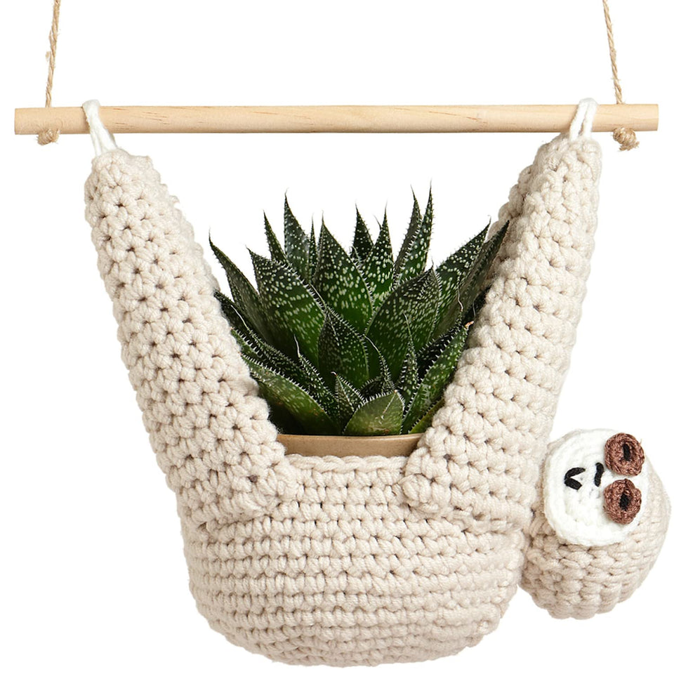 Evbopa sloth plant hanger with wood dowel holds 11 cm pots beautifully.