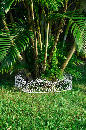 Evelyne gray-finish border panel complements modern landscapes.