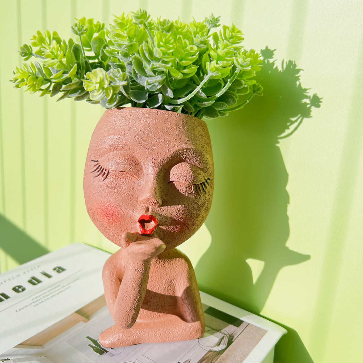 EylbKey face pot featuring anti-friction pads to protect furniture.