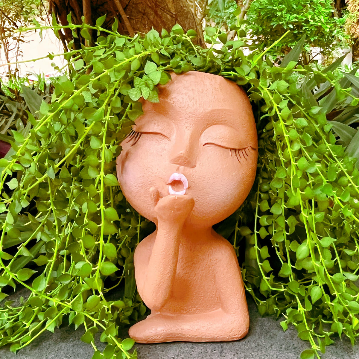 EylbKey brown resin flower pot with drain hole for controlled watering.