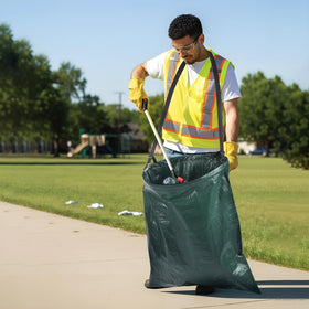 Faccito trash bag with easy-empty design in use