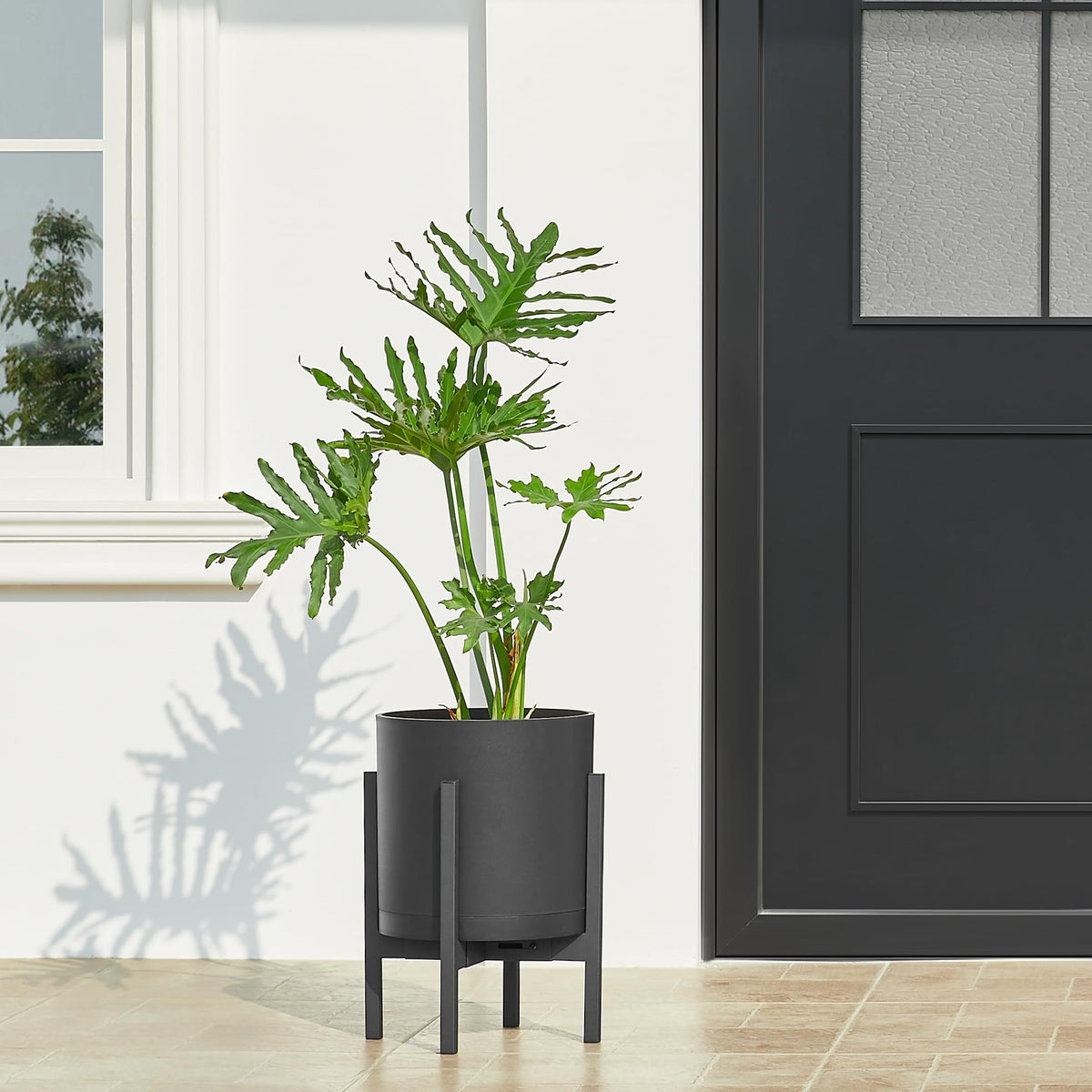 FaithLand matte black planter close-up with flat rim for modern styling.