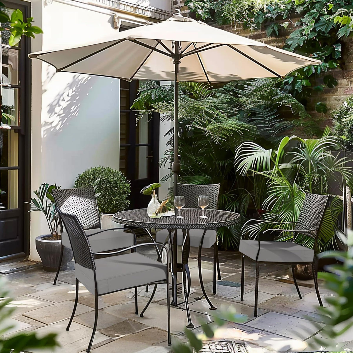 Favoyard colorfast cushion demonstrates long-lasting color for durable outdoor decor.