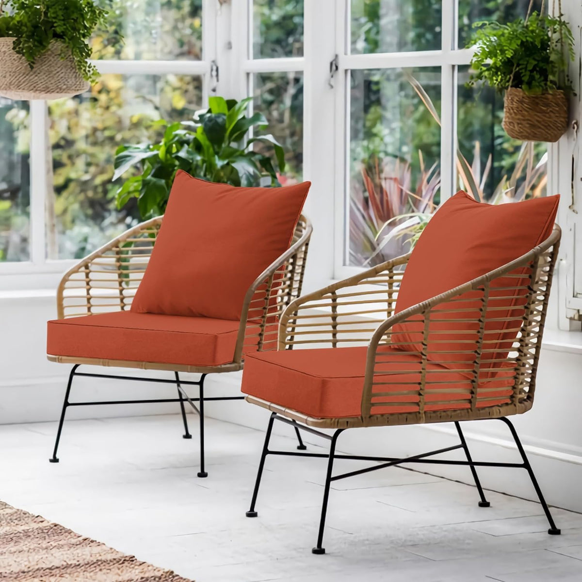 Favoyard fade-resistant cushions under sun exposure showing color retention.