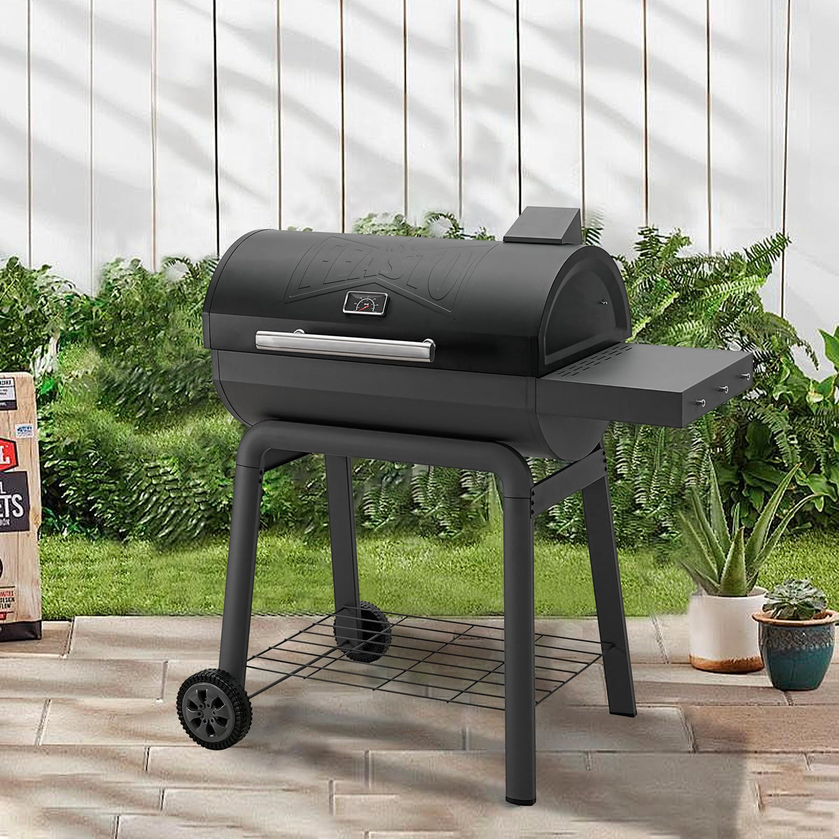 Feasto heat zones demonstration shows main grate and warming rack.