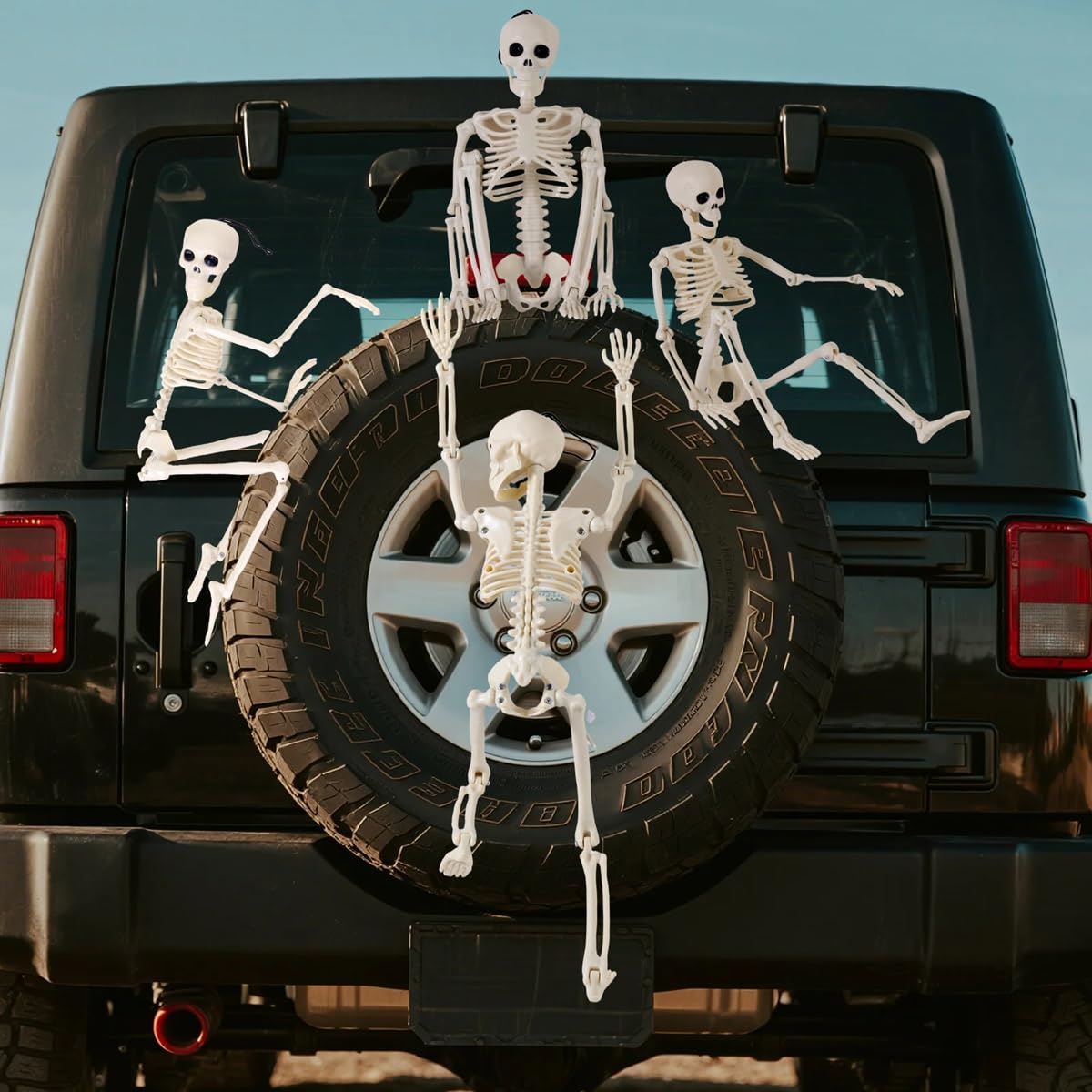 Feir 16-inch skeletons feature realistic detailing for haunted scenes.