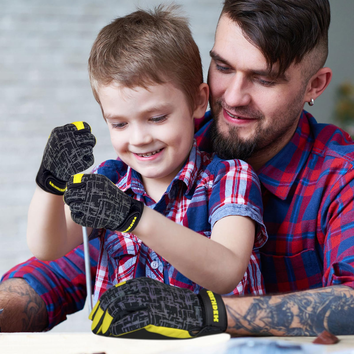 FEISHDEK gloves with reflective back improve visibility during dusk outdoor activities
