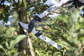 FELCO 221-70 carbon steel blades retain edge for long outdoor use.
