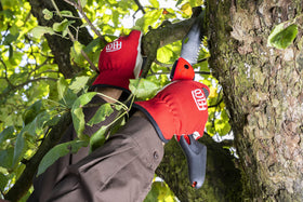 Felco 603 blade locking system ensures safe, secure folding on the job