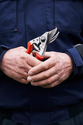 FELCO F15 being used in a garden setting shows easy maintenance with replaceable parts