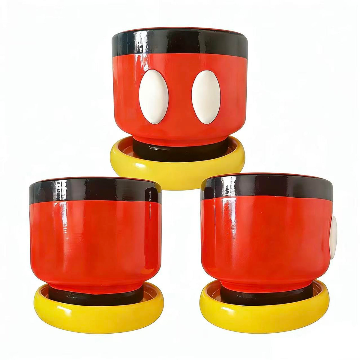 FelyHos yellow saucer protects surfaces while catching excess water.