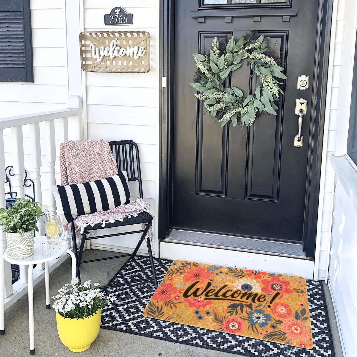 FGSS Flower Welcome Doormat has a 0.4-inch pile for plush look.