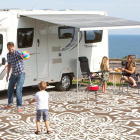 Findosom rug with reinforced edges for high-traffic spaces
