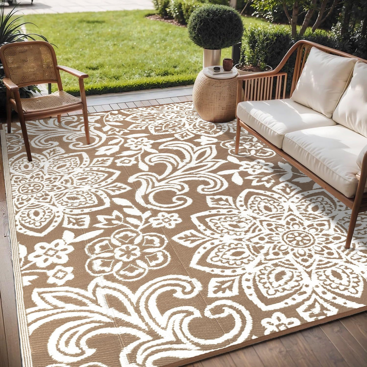 Findosom rug features corner loops and stakes to stay in place during breezes.