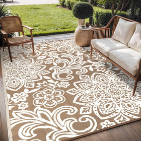 Findosom rug features corner loops and stakes to stay in place during breezes.