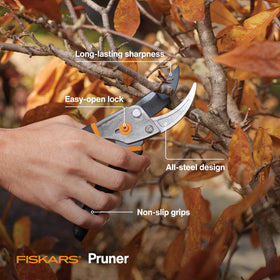 Fiskars FiberComp cultivator for rustproof aeration of plant roots in pots.