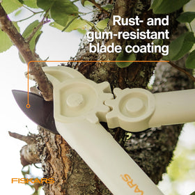 Lightweight FiberComp construction reduces hand strain during pruning.