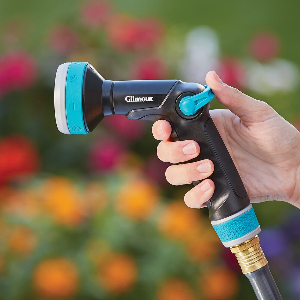 Fiskars heavy-duty nozzle provides a flexible flow range for varied tasks.
