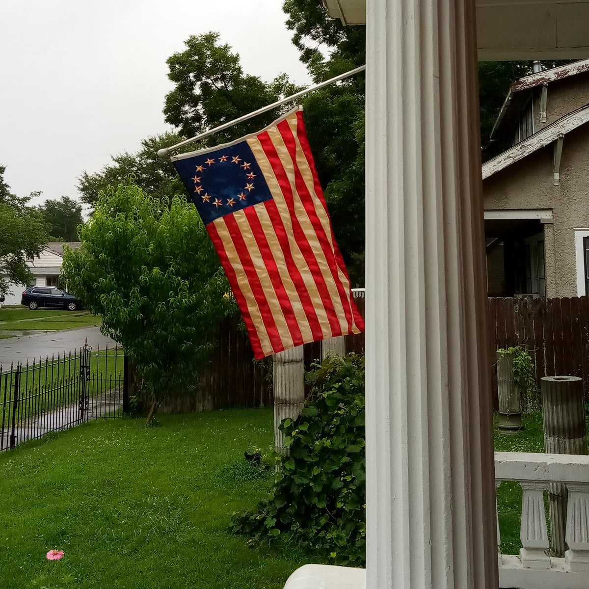 Flagolden vintage colonial flag decor enhances homes or offices.