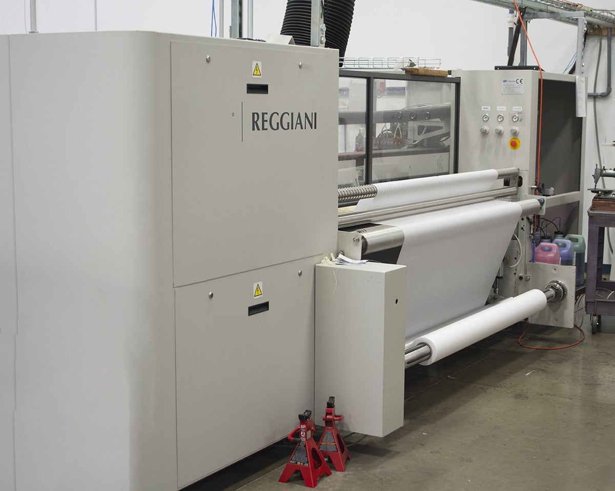 FlagSource heavy-duty 9 oz poly sateen heading ensures lasting seams.