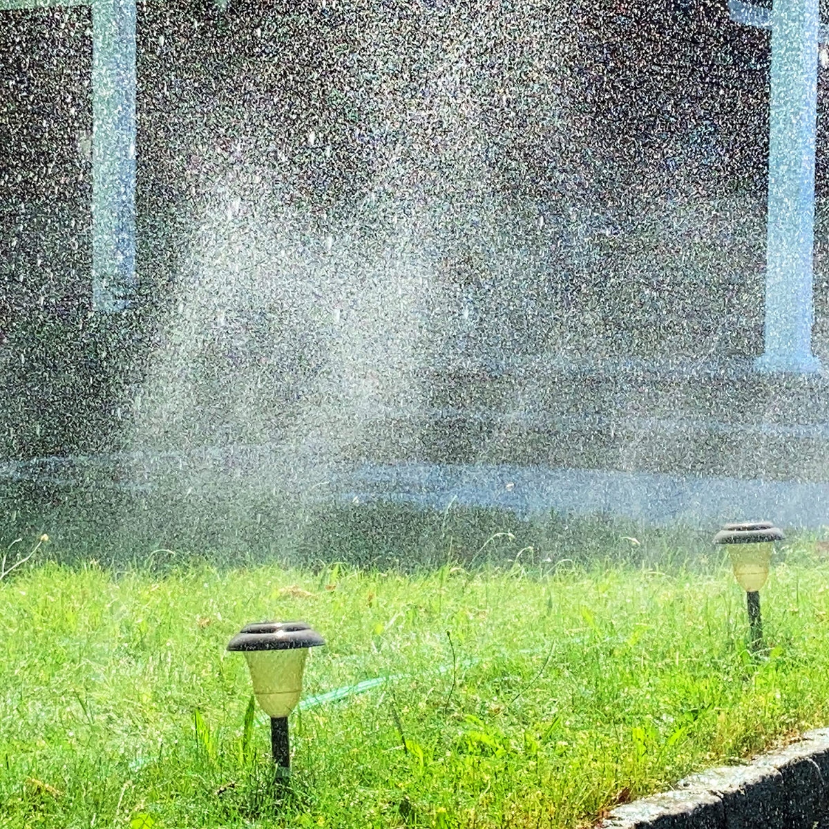 Flexon FS50 in garden use for sprinkling and soaking tasks.