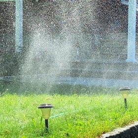 Flexon FS50 in garden use for sprinkling and soaking tasks.