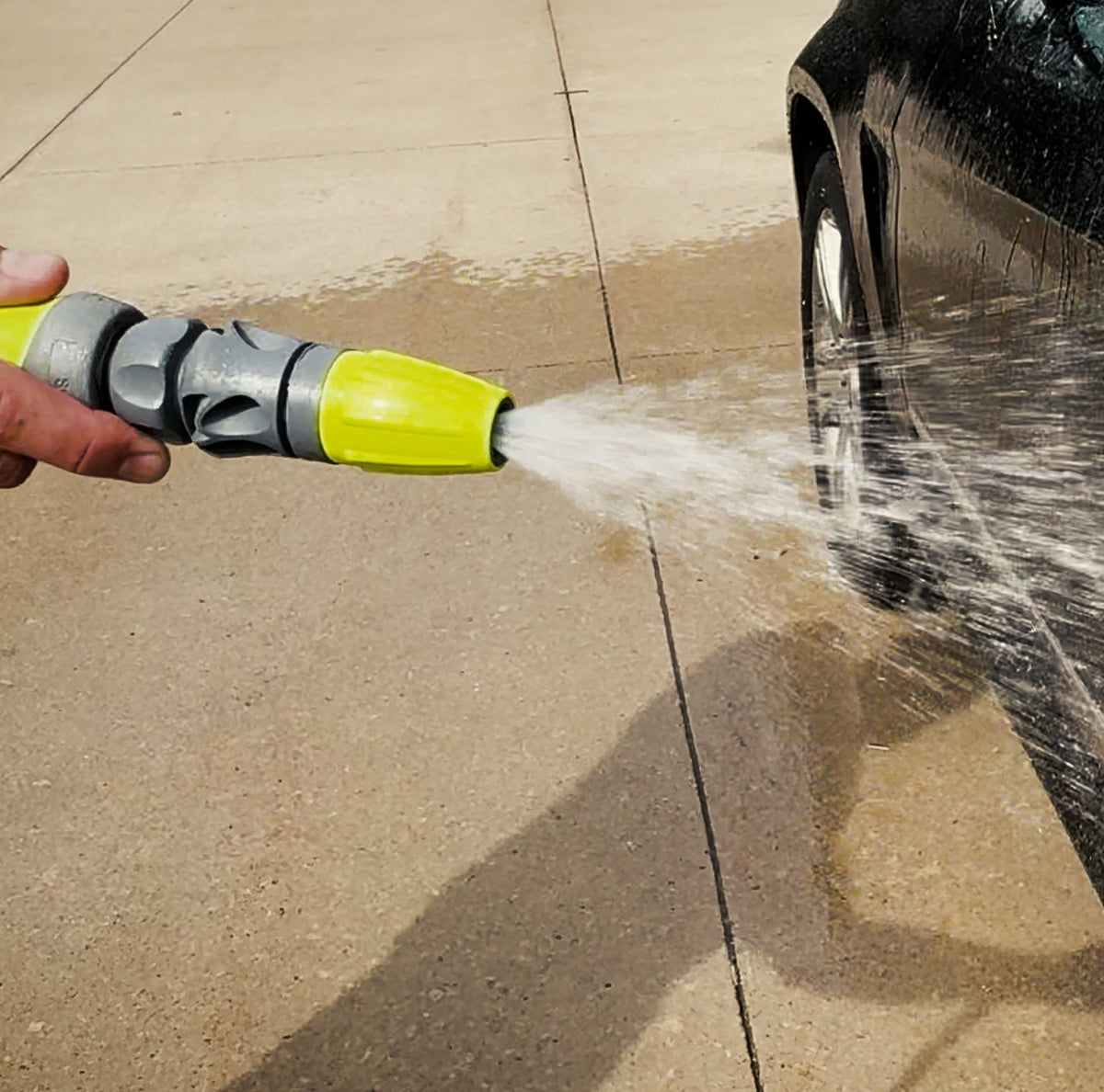 Compact design lets Flexzilla nozzle fit on hoses