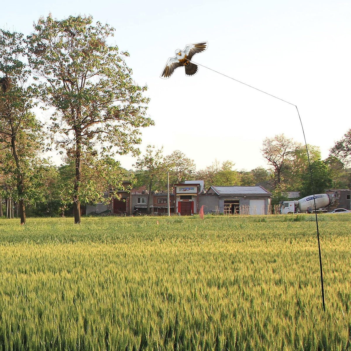 Flyonte bird deterrent coverage reaches 200-500 sqm for practical outdoor areas.