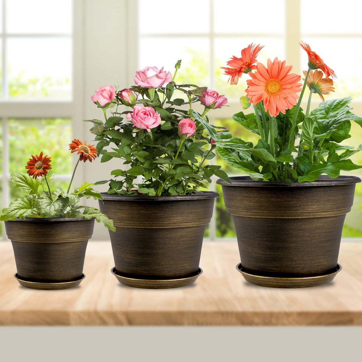 Fodetyff plastic planter with drainage holes and removable tray for easy water management.