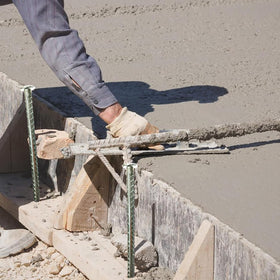 FOMMEN plant-support stake stabilizes vines and garden plants.