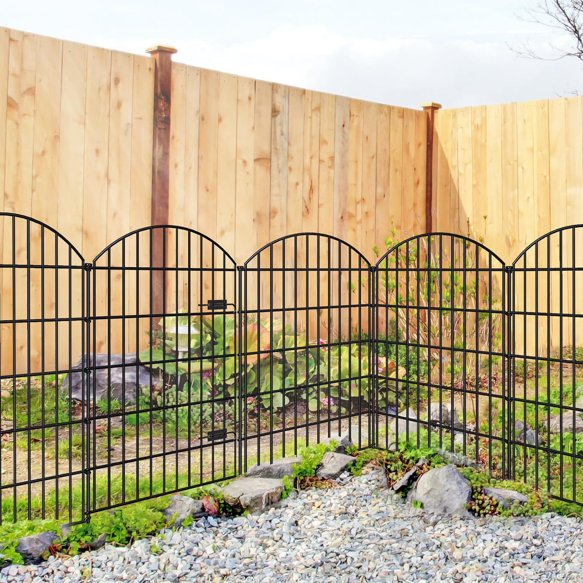 FOREHOGAR black finish fence line blends with outdoor decor