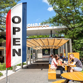 Open feather banner by FSFLAG is ideal for outdoor advertising at events.