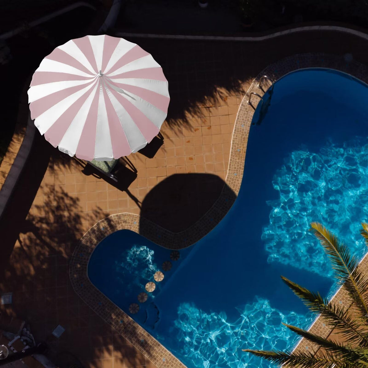 Funsite wind-safe canopy closes securely to protect the umbrella.