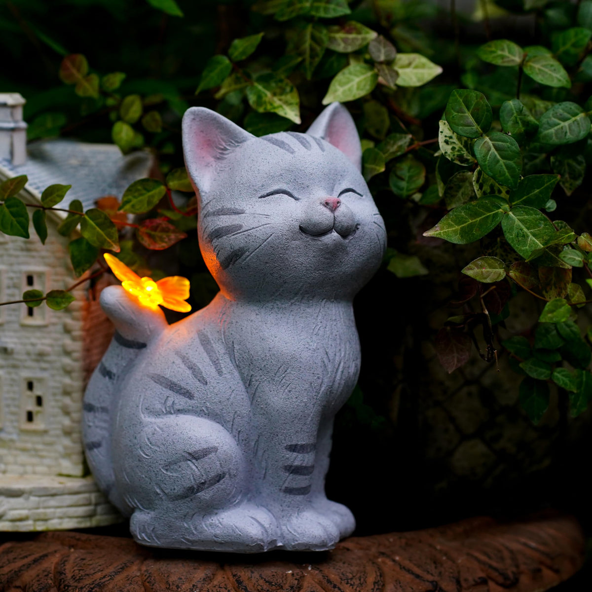 FUNYUEGY durable resin sculpture withstands rain and sun.