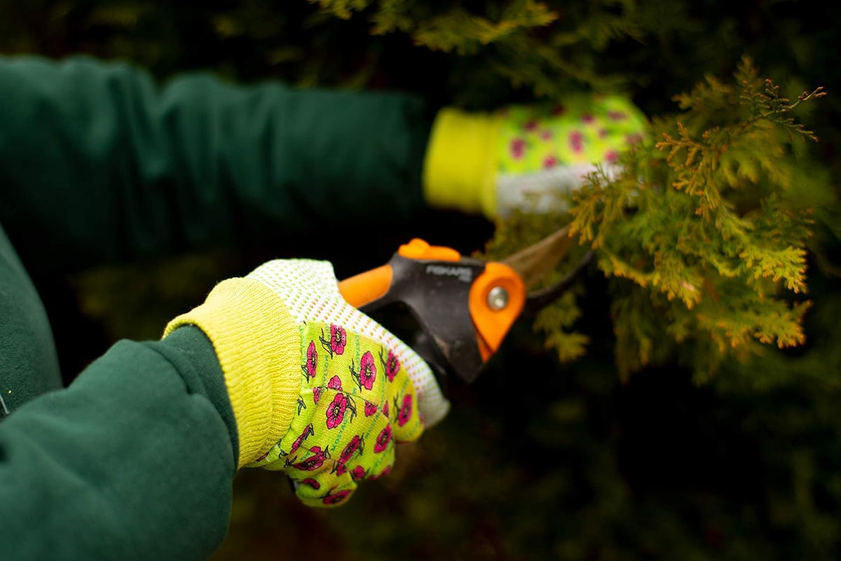 G & F Products gardening gloves in red floral deliver secure grip.