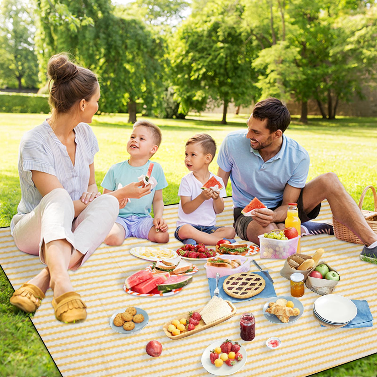 G Good Gain machine-washable picnic blanket cleans after outdoor use.