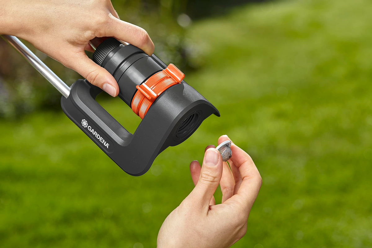 Gardena Aqua S metal filter removal for easy maintenance.