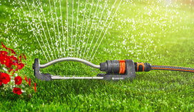 Gardena Aqua S with wide base for stable watering on grass.