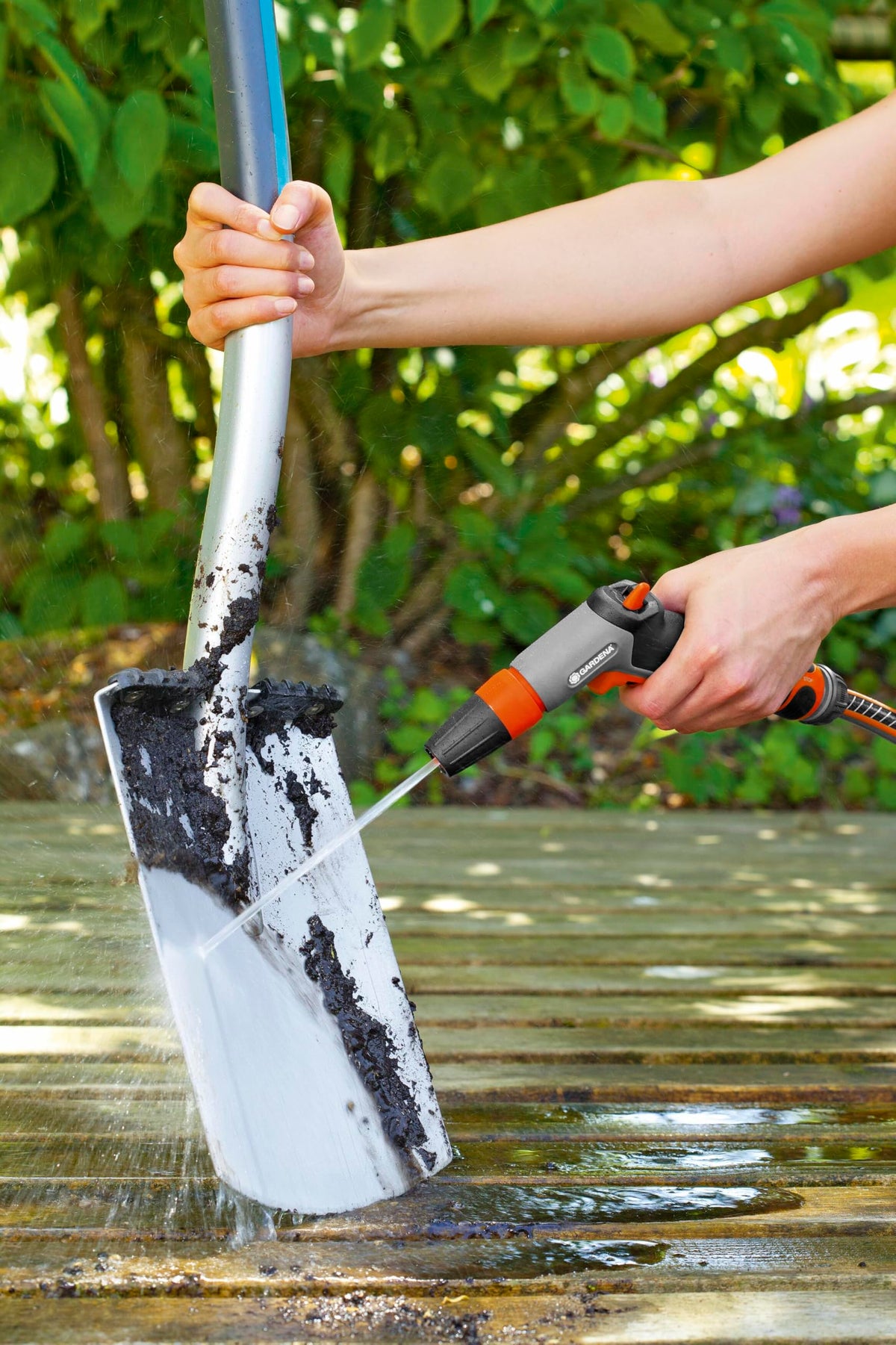 Gardena Cleaning Nozzle Classic single-hand operation simplifies cleaning sessions.