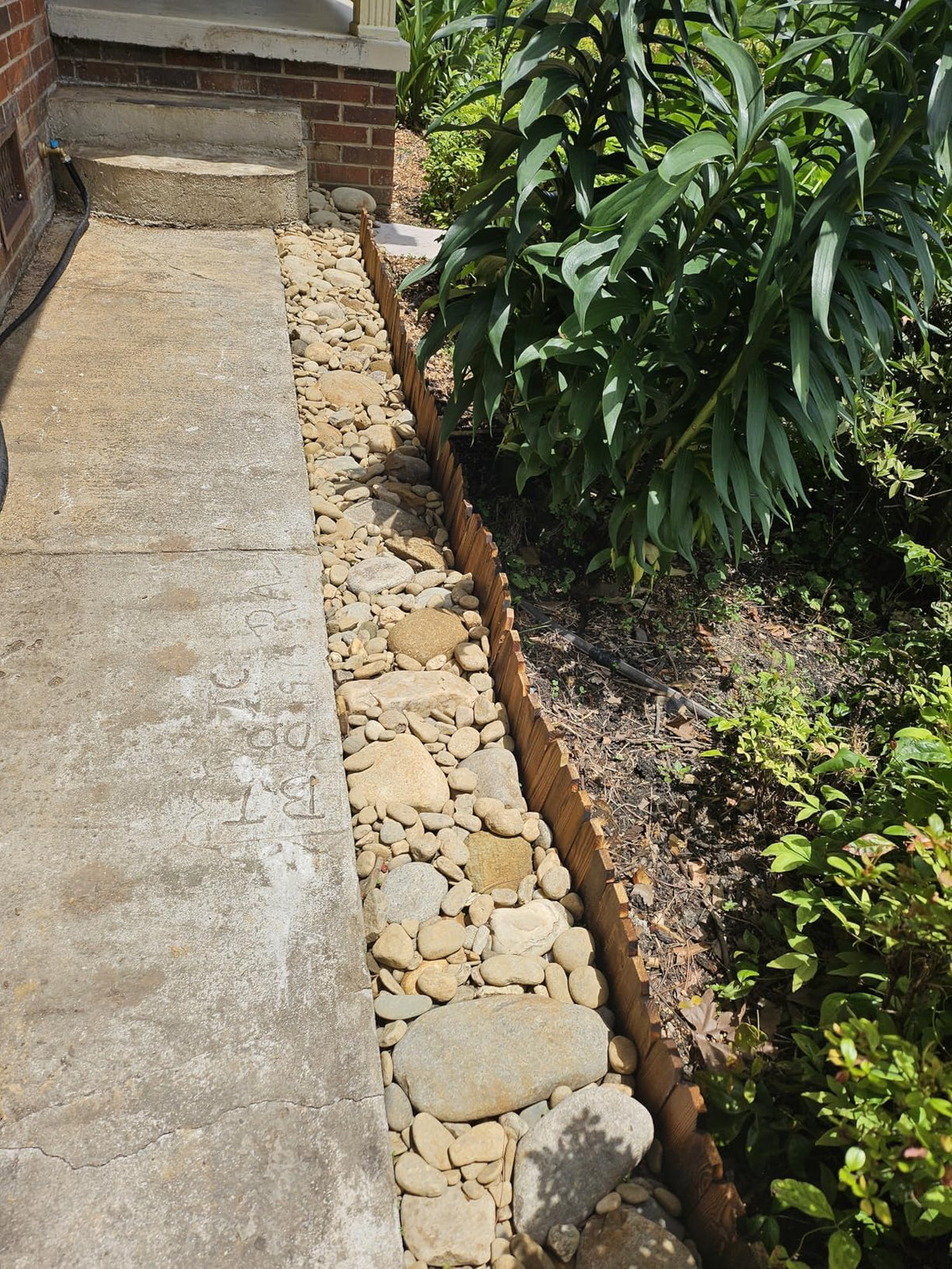 GardenFlow wood edging easy tool-free setup enables quick landscape changes