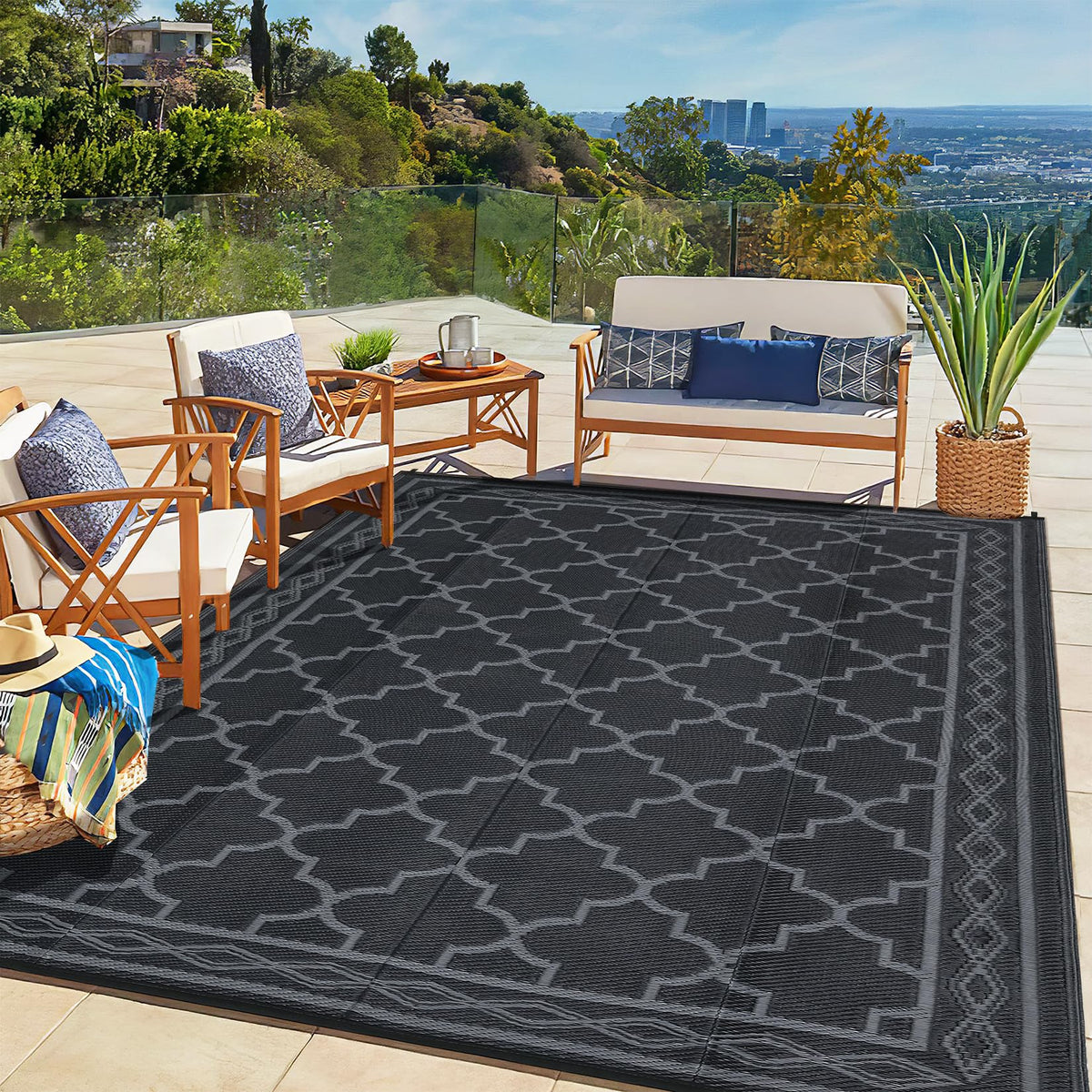 Garvee waterproof plastic straw mat dries quickly and cleans easily outdoors.