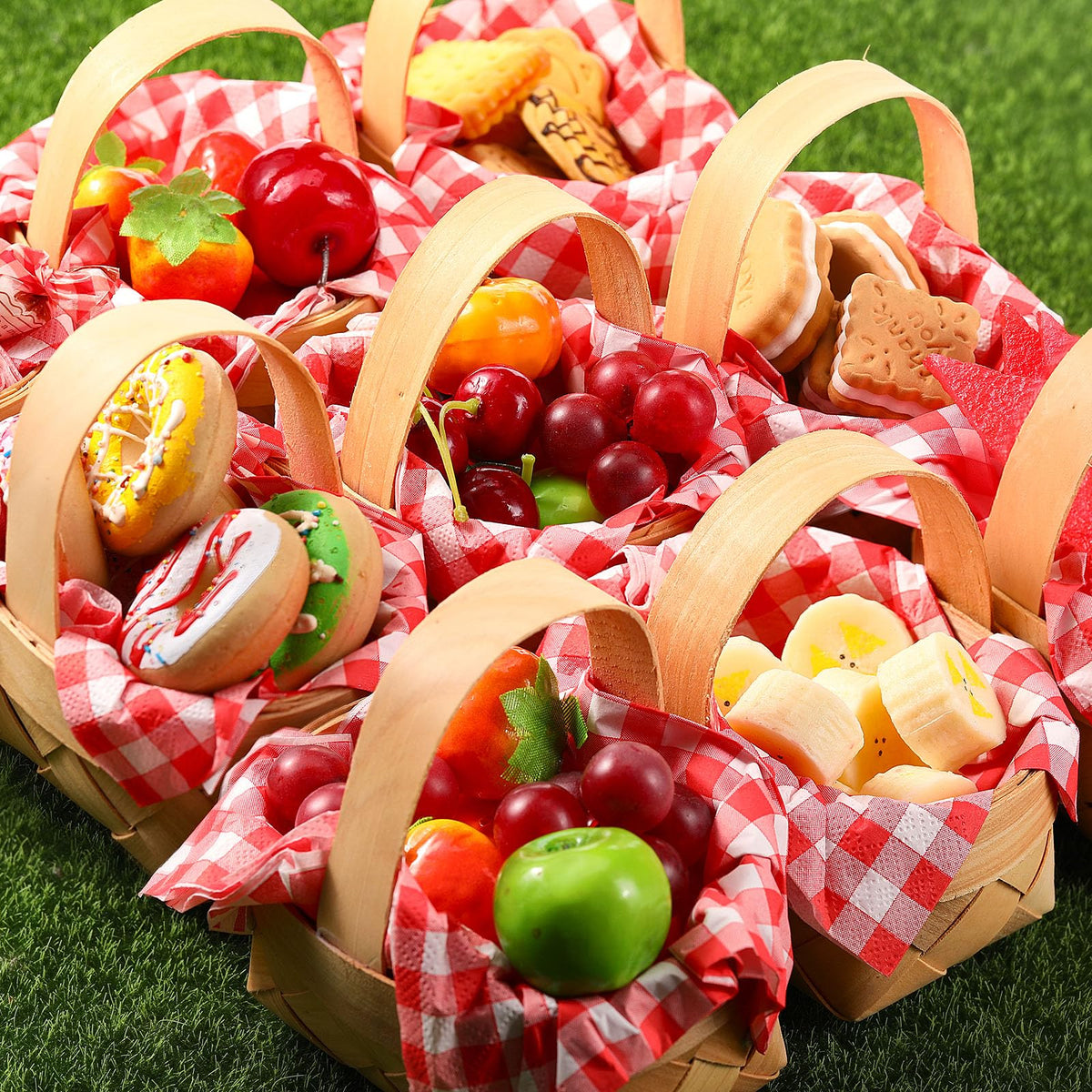 Geelin baskets with napkins used as gift or decoration accents
