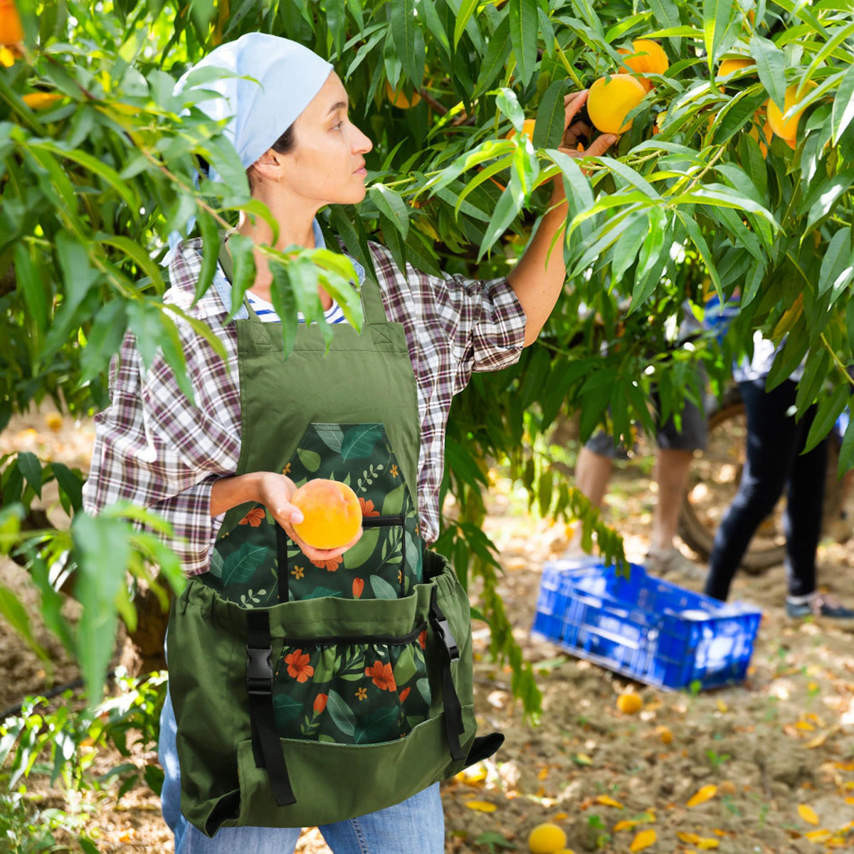 GeerDuo gardening apron multiple pockets keeps seeds and tools organized for harvesting.