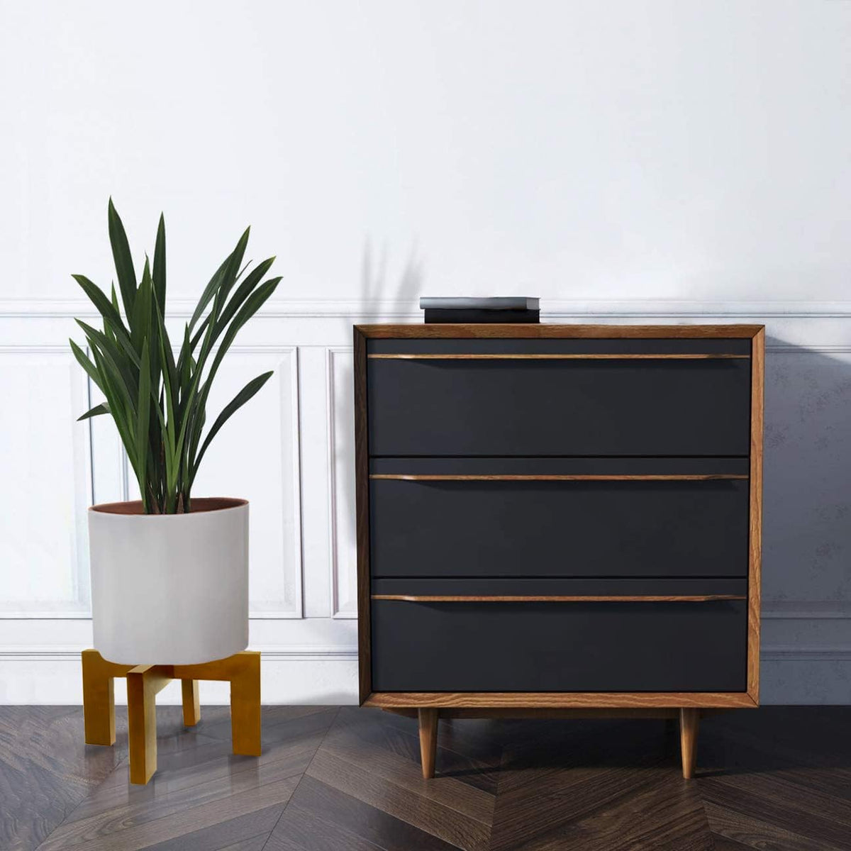Gendral Forwepup sturdy legs provide lasting support for pots.