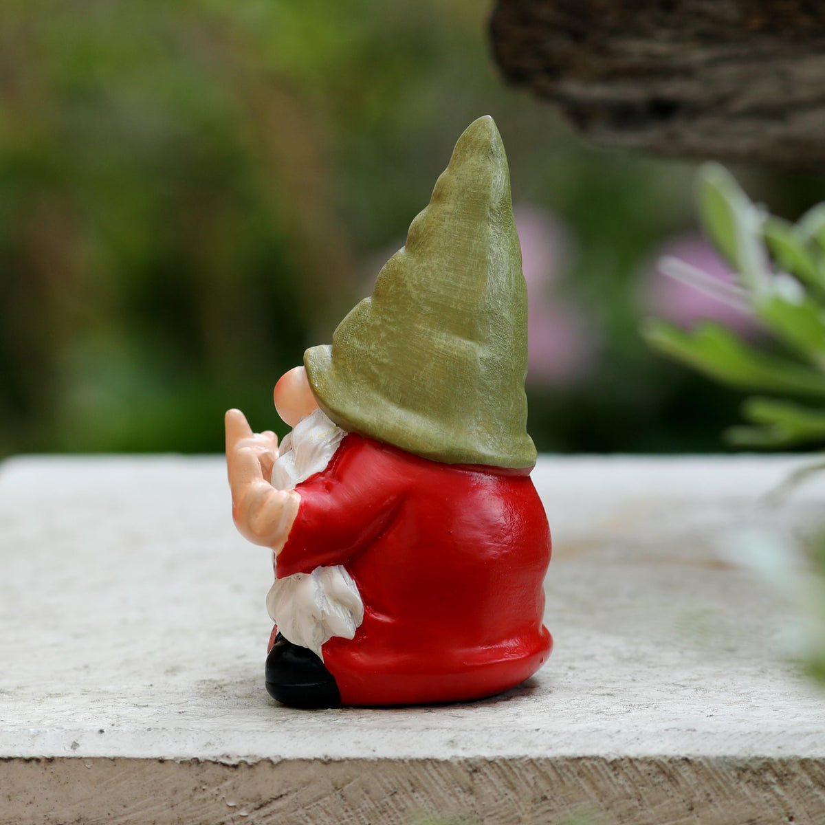 Generic retro-color-gnome-3-5in brightens porches with vintage vibes.